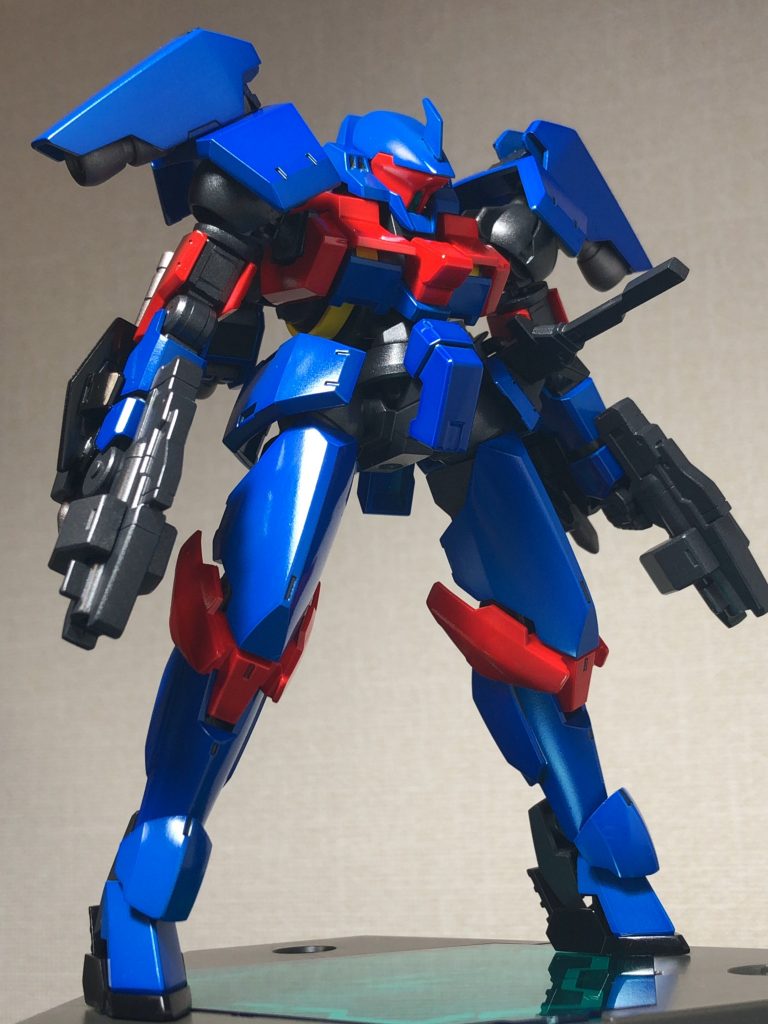 自分専用機ということで、高機動化と武装の強化をコンセプトに作ってみました。

肩にはグレイズアインのふくらはぎのブースターを付けています。