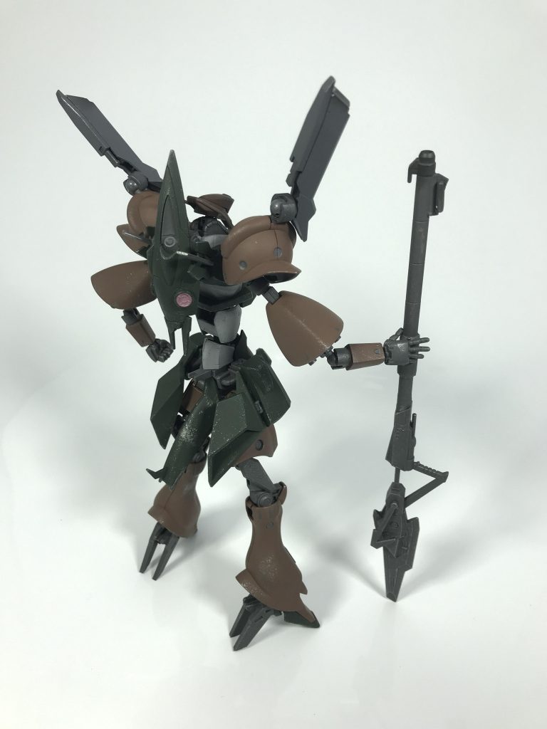 GTMの独特な関節機構を組み込むことで各部を延長、胴体部は連結したボールデンアームズのジョイントでフレームを作り、ジャンクパーツで装飾しています😌