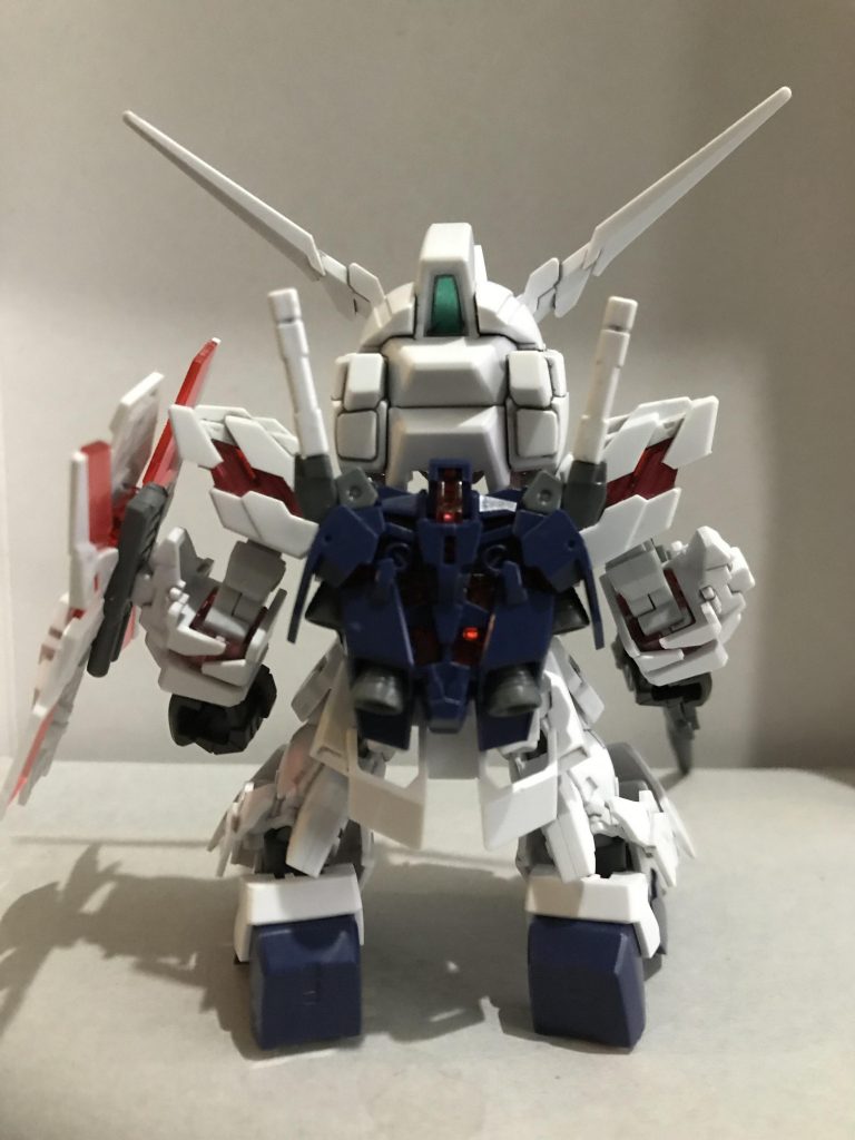 背面
バックパックを全て交換したためサイコフレーム、バーニア、サーベルの接続部の色が増えました