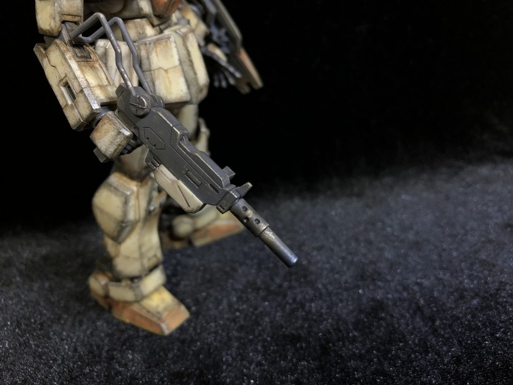 銃口の青焼け表現も青焼け色をささっと塗るだけで簡単に表現でき、