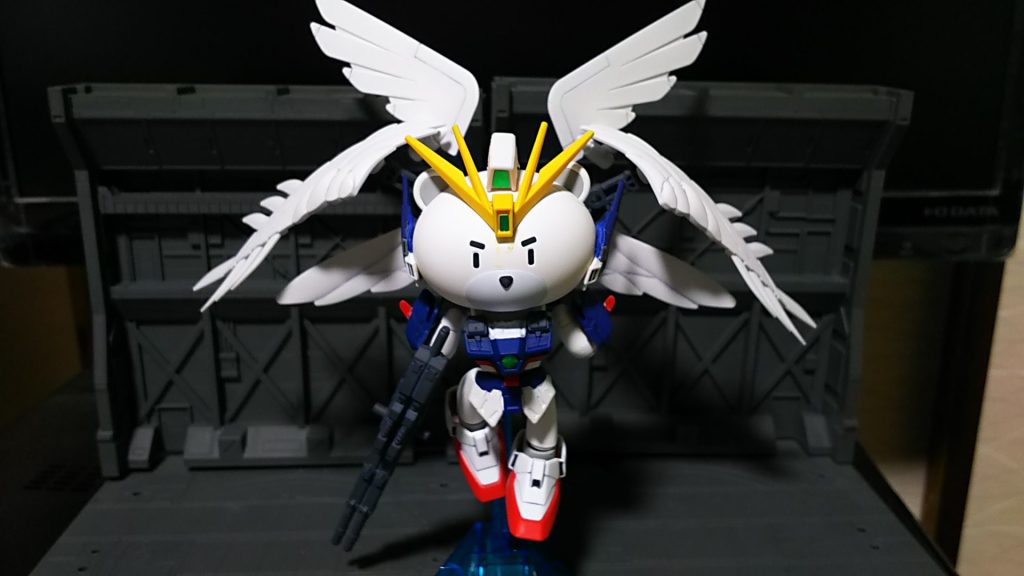 プチはばたき、ゼロカスタムの定番ポーズ。
6枚翼になりバイレゾリューションモデルウイングガンダムゼロのようにプチカッコ良くなりました。