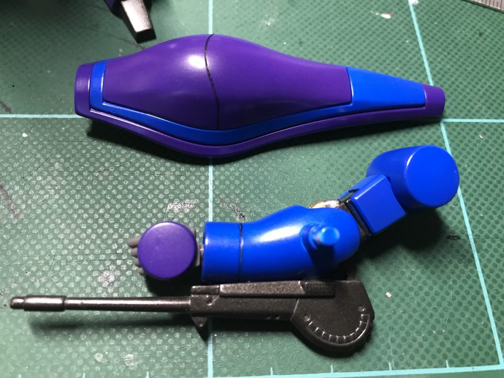 左腕にリックディアスからビームピストル拝借