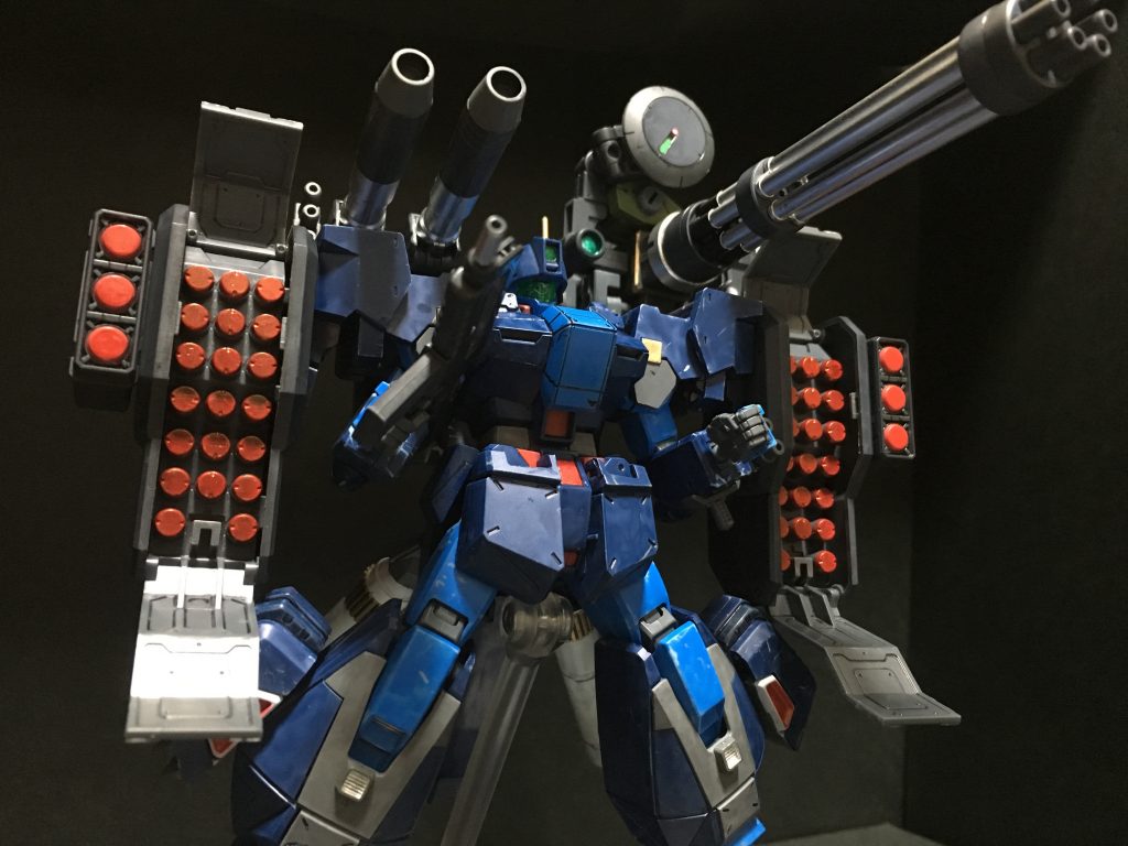 フルバースト
左右非対称で片側ドデカ砲はロマン