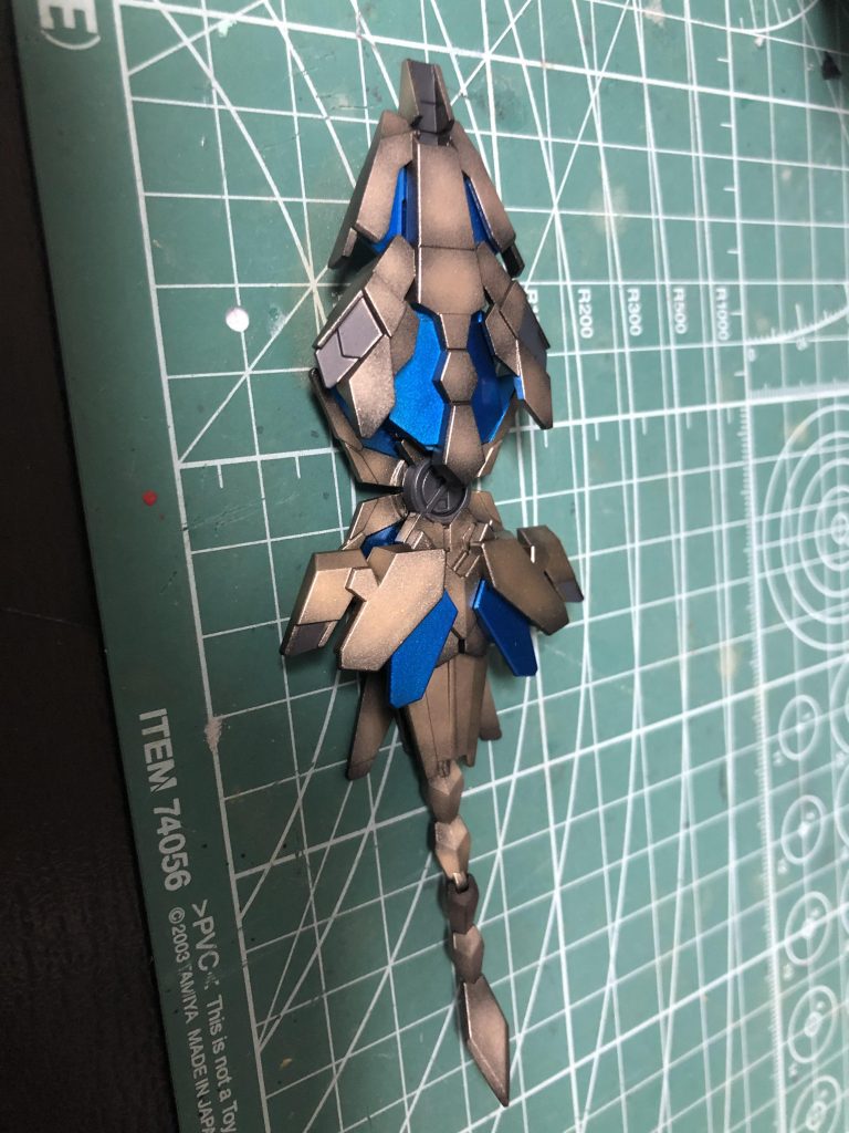 実際の感じはこんなだと思います。
撮影ボックスで撮った画像よりもこっちの方が近いと思います。
塗装レシピ。(C)クレオス(G)ガイア
下地、全て(C)黒サフ
ゴールド(G)EXゴールド
薄いグレー(C)ニュートラルグレー
フレームなど濃いグレー(G)メカサフスーパーヘビィ
足先、バックパック(C)ティターンズブルー2
サイコフレーム(G)スターブライトシルバーの上に(C)クリアブルー
半光沢で仕上げてます。