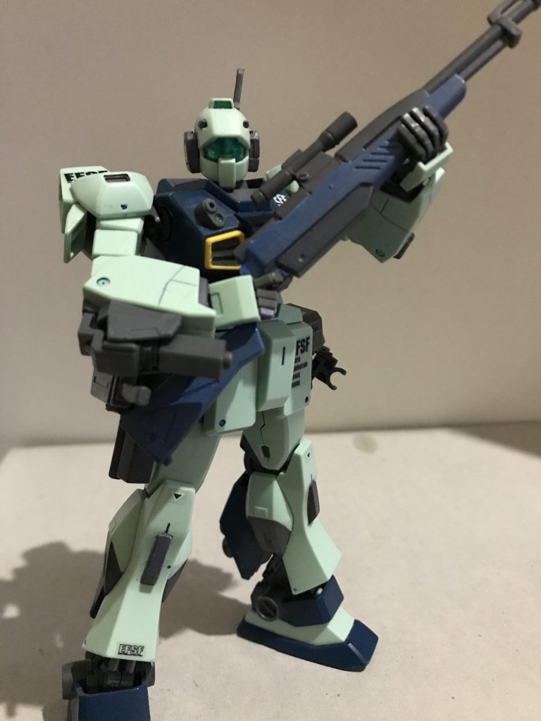 ハンドパーツも手に入れたため手首のボールジョイントの角度を変更し、スナイパーライフルも装備できるようになりました

またネモの足が短く感じたため、脛の接続軸にポリキャップを切って差し込み、足を延長をしました