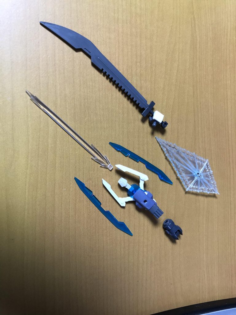 左腕はオリジナル武装です。トランジェントガンダムのパルチザンをベースに複合兵装としました🤭(インパクトバイスは上手くスクラッチできませんでした🙄)