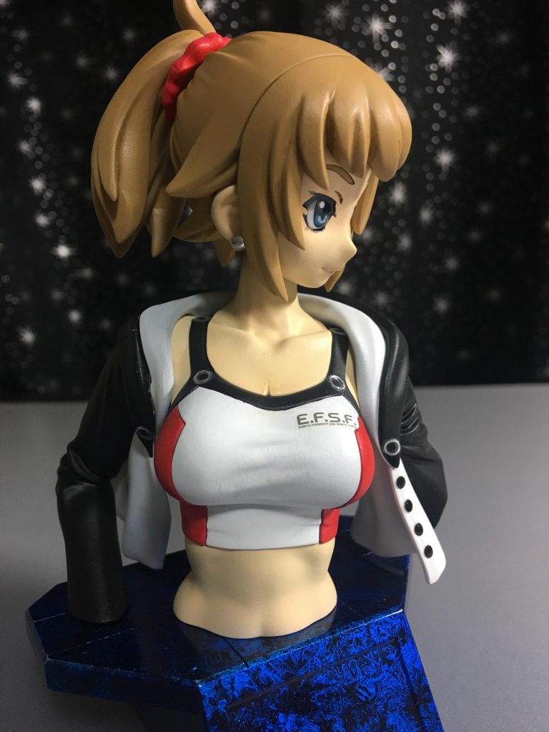 おっ○いの谷間をすこし追加しました。
胸のネコチャンマークは、激ダサなので、埋めました。