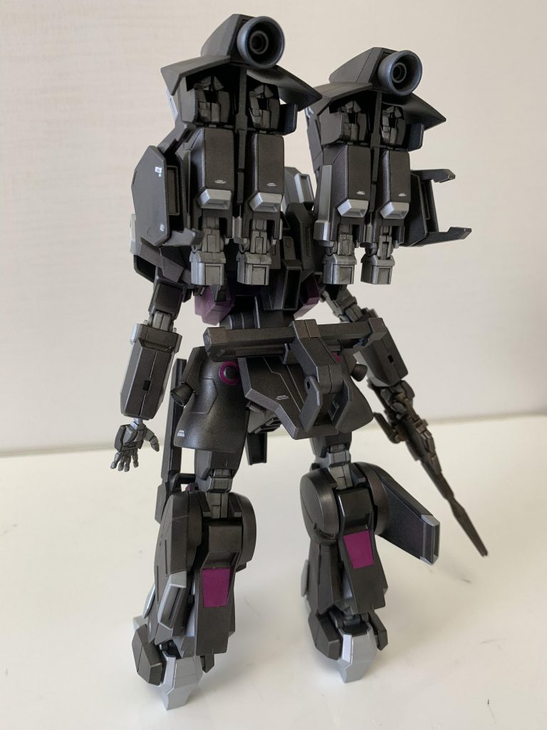 背面です。
バーニアのノズルは焼鉄色+つや消しクリアのあとに内部にウェザリングマスターのシルバーを塗布、
乾いたら縁を中心に同じくウェザリングマスターの青焼けをぼかしつつ塗布してます。