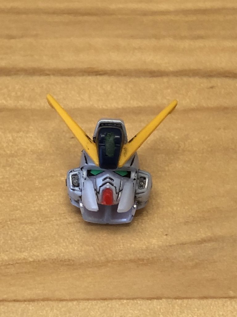 頭部のドクロも外して、溝に固めた木工用ボンドを押し込んで隙間を固まってないボンドで埋めました