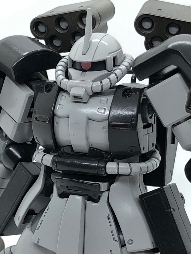 THE ORIGIN仕様なので胸部にバルカンが。こういう牽制用の武器がついてると玄人感が増す気がする。あと胸部の可動域がTHE ORIGIN版にはあるので通常のザクアメイジングより動きます。