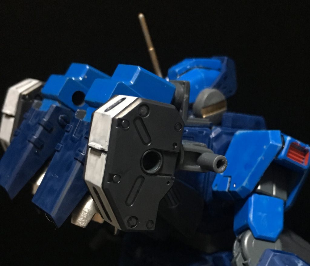 バックパックに装備を取り付ける場合は後方迎撃ミサイル付きのジョイントを使用します