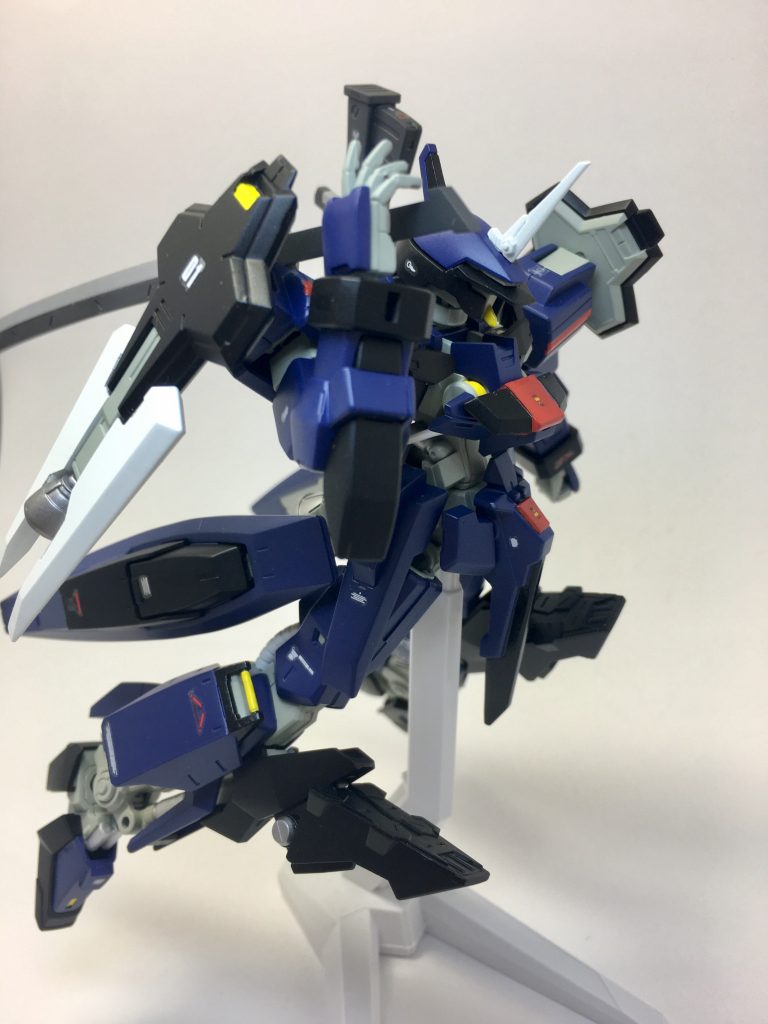 抜刀ポーズ
背中のマウント部を可動式にしたのでそれっぽい感じには出来ますが、実際は引き抜けませんw