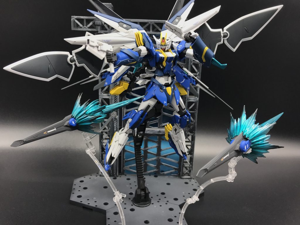 腰後ろにマウントされてるGNピストルⅡはマグネットでの着脱可。
ファンネルの展開で近中距離のバランスが取れた機体。
ブースターエフェクトと衝撃波エフェクトは良い！良い！