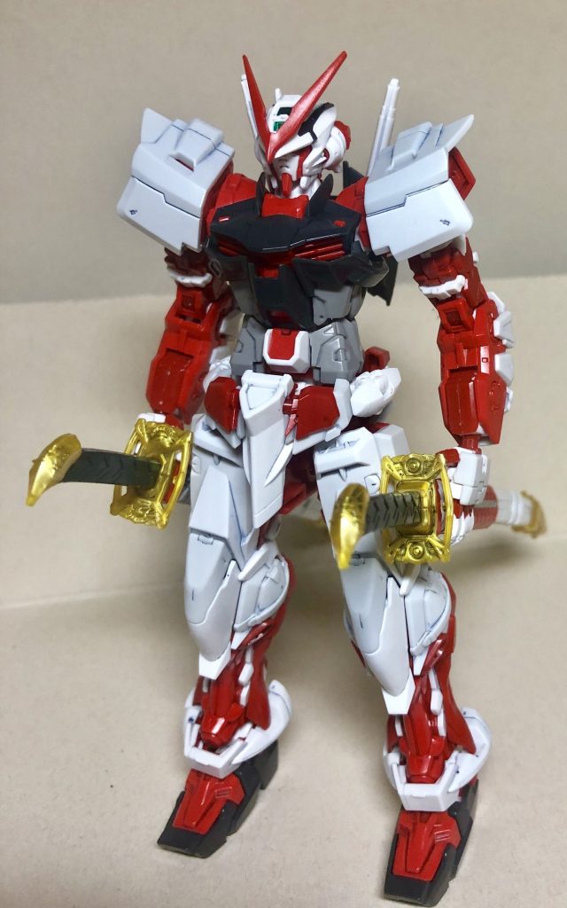 腰と腿にそれぞれ接続箇所があるので、片側に2本も両側1本ずつも出来ます。