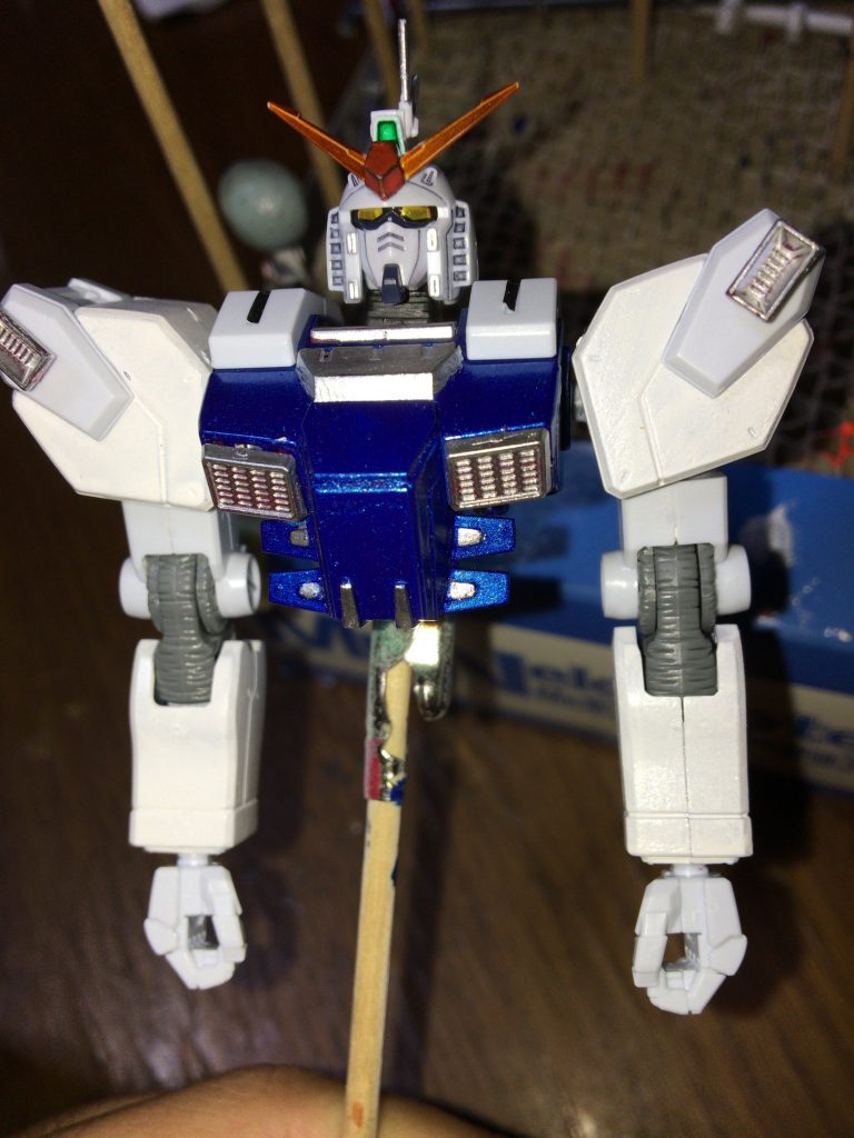 下地はベースカラーホワイト、ベースカラーブルー、ベースカラーレッドを使い、白はニューホワイトをエアブラシシステムで、メタリックブルーとレッドはアクリジョンのメタリックカラー筆塗りで仕上げています