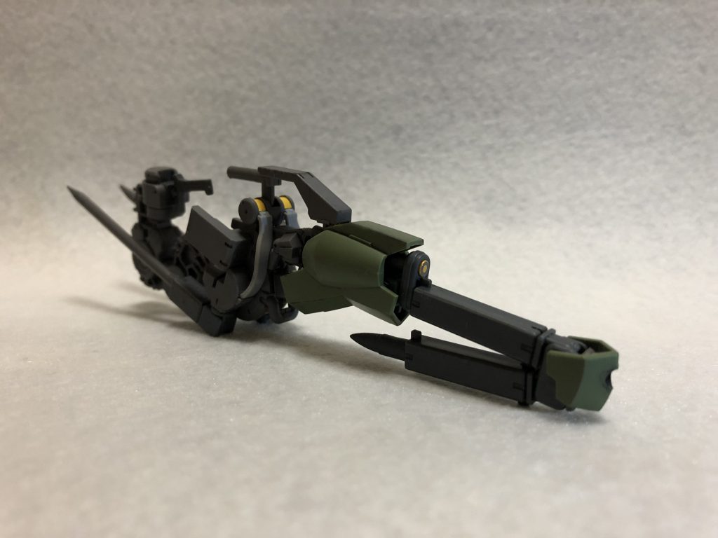 レールガン単体。銃身中央がグレイズの上半身、後方が脚フレームです。銃身前方は脚装甲で装飾しました。銃口部分はグレイズの足首装甲をピンバイスで開口、接着しました。センサーにはランナーを切り出し、先端にカメラアイのシールを貼っています。バイポッドもランナーから制作しました。
銃身の下に付いているのが、やや小型なダインスレイヴです。
グレイズの全出力を使わないと撃てないなら、銃にグレイズのリアクター載せればいいじゃない！ という深夜テンションで作りました。