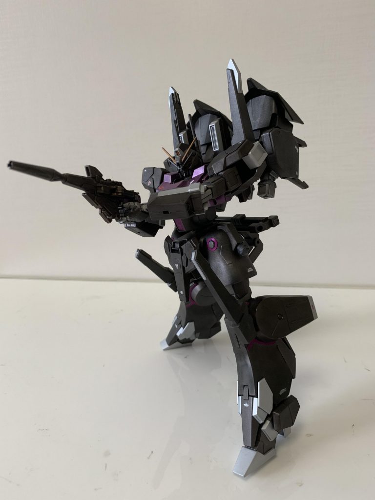 ビームマグナムを構えてみました。
マーキングはガランシェールJr艦載機という事でガランシェール隊のマークは付けてます。