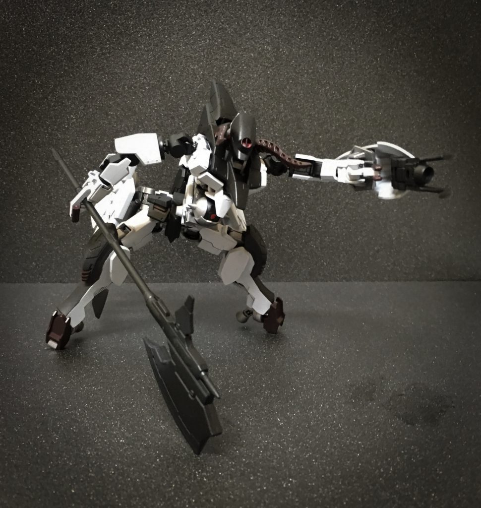 ナーゲルシールド
シールドと鋼爪が一体になった武装
爪の付け根には単発砲があり爪で拘束した敵機にゼロ距離射撃が可能