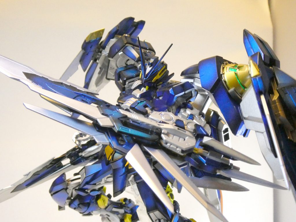 ドラグーンの刃やオーライザーの板材はシルバーの上からMr.クリスタルカラーのサファイアブルーを塗っているので見方によって刃身が青く輝きます。