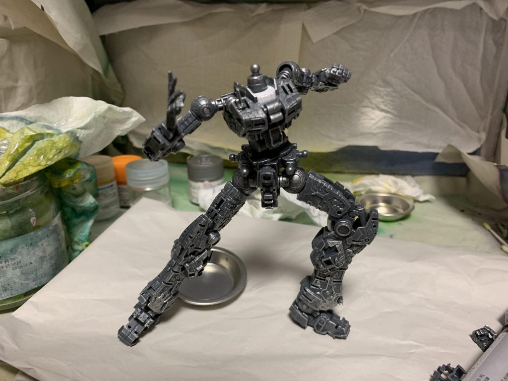 フレームはアクリジョン のシルバーでドライブラシをかけ、Mr. ウェザリングカラーのマルチブラックでウォッシングしました。