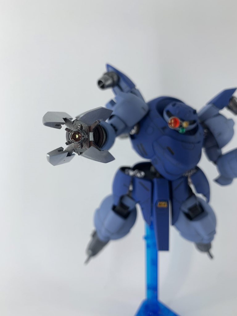 クローユニット
レアアロイ製の大型クローによる格闘戦を想定した装備。動物の爪のように装甲を引き裂くような運用は難しいが、上手く外装を引っ掛けて剥がす、センサー類にピンポイントで攻撃を加えるなど不意を突けば高い運用効果を発揮する。また、中央部には指向性超音波発生装置が配置されており、中距離では対象の内部機器にダメージを与える他、クローで捕縛した後にゼロ距離で使用すれば超音波振動により対象の装甲を熱膨張させ破砕することも可能。