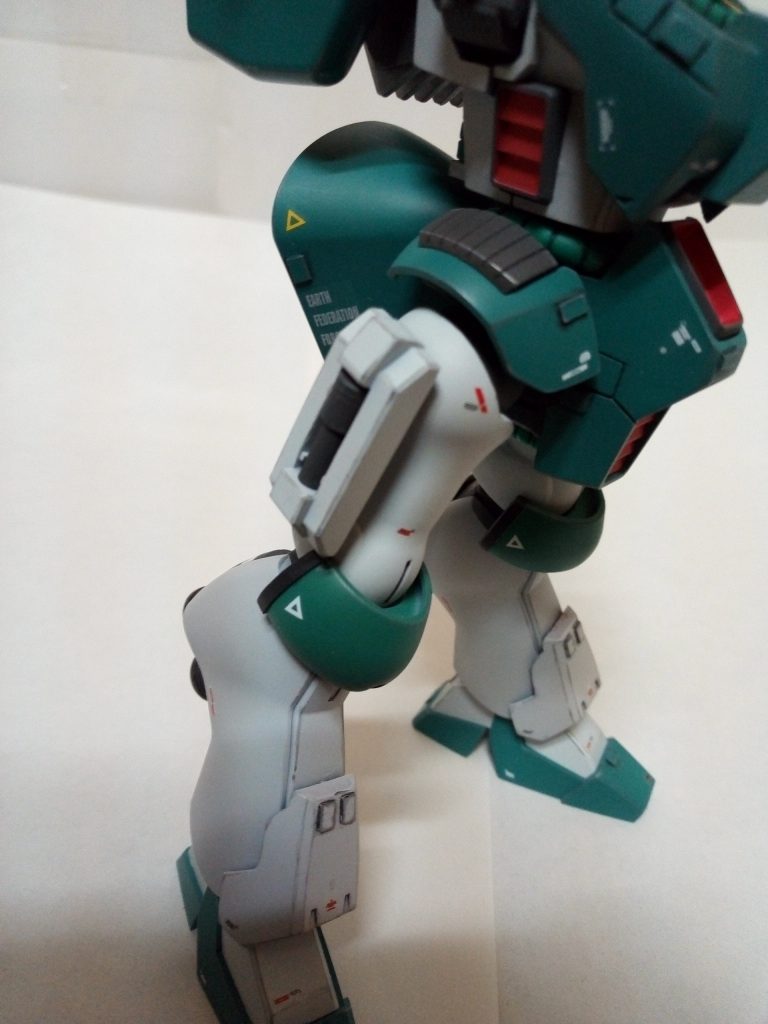 ジェガンの武装であるハンドグレネードとビームサーベルは大腿部に。