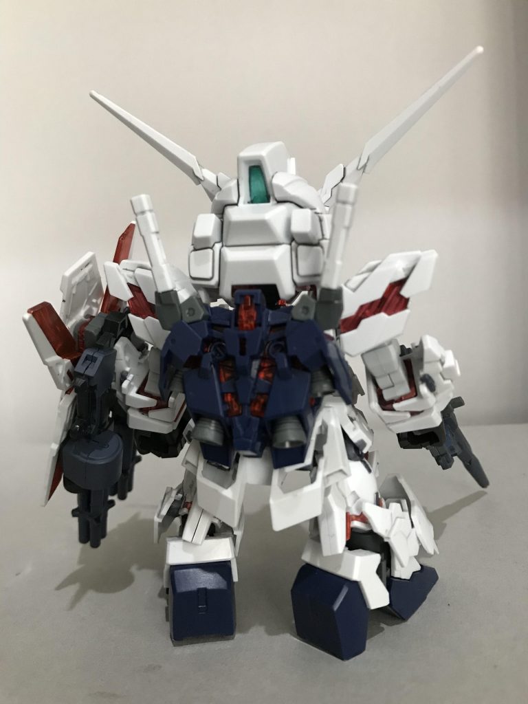 背面
こちらから見るとリアスカートのバーニアやサイドスカートのダクト、膝横のモールドなど灰色の塗装がよく見えますね