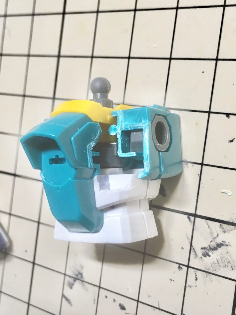 TR-6の腕部を載せるにあたりレオダヴィの胸部をここまで切り離しました。強度不足を補うのに首の下にスピニングライフルのギア回転パーツを挟んでます。(ジェネレーターっぽくて気に入ってますが、完成したら中はもう見えない…)TR-6の腕部を肩寄りにすると中央ブロックや脇の下との間に隙間が出来てしまうので、パテで土台を作ったとこにデコパーツを挟んだりして可能な限り中が見えないようにしてます。