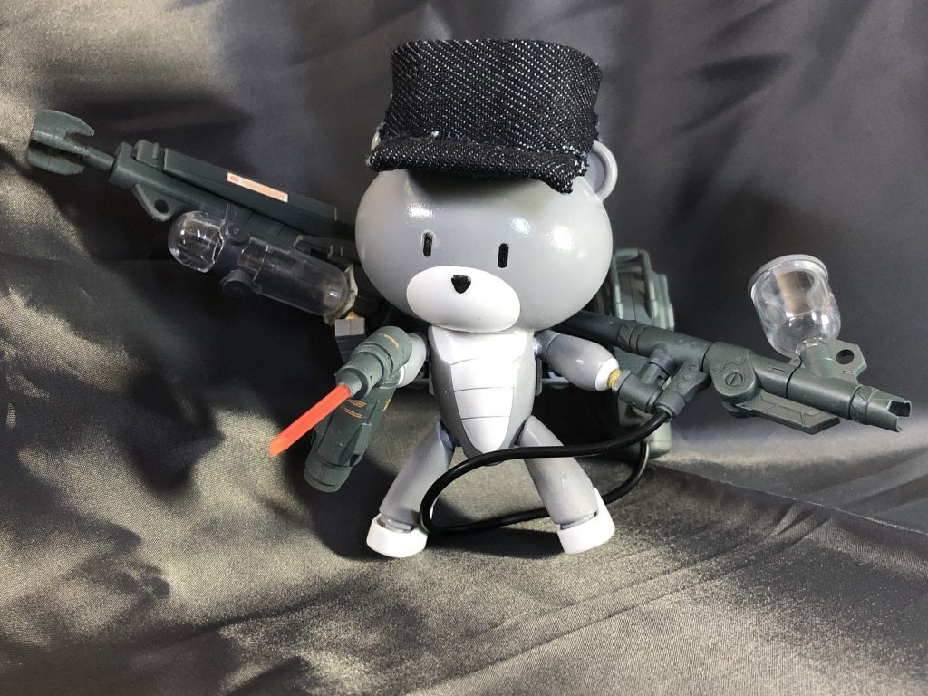 右手には溶接機風サーベル、左にはエアブラシ砲にバックパックに瞬間接着剤のスパボン砲(ネーミングはLEGOムービーです笑)