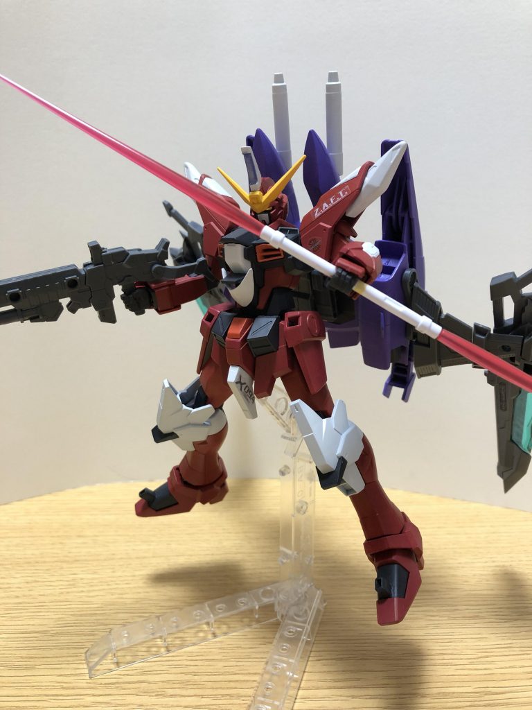 ビームサーベルはストライクフリーダムの物では長さが短かったので旧キットのジャスティスのサーベルとストライクフリーダムのサーベルの連結ジョイントをパテで付けました