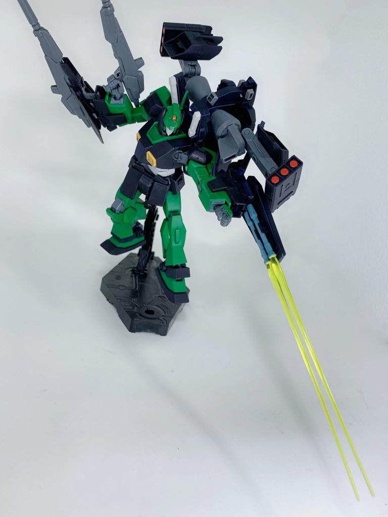 腕部のラッチは様々なオプションを装備可能。バインダーシールドにはビームサーベルが二本内蔵。