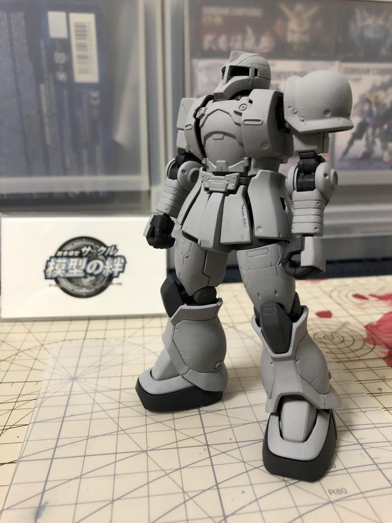 下地にアクリジョンベースカラーを調色したグレーを筆塗り。