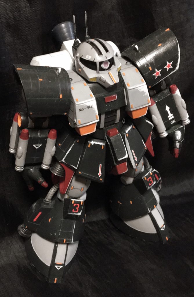 スジ彫りの練習で肩と足回りそして顔にちょこちょこと小さなスジ彫りをして情報量をあげてみたり。