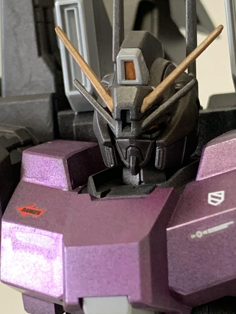 頭部です。
カメラアイ→シルバー+クリアオレンジ
黄色のツノ→Mrメタルカラーのゴールド