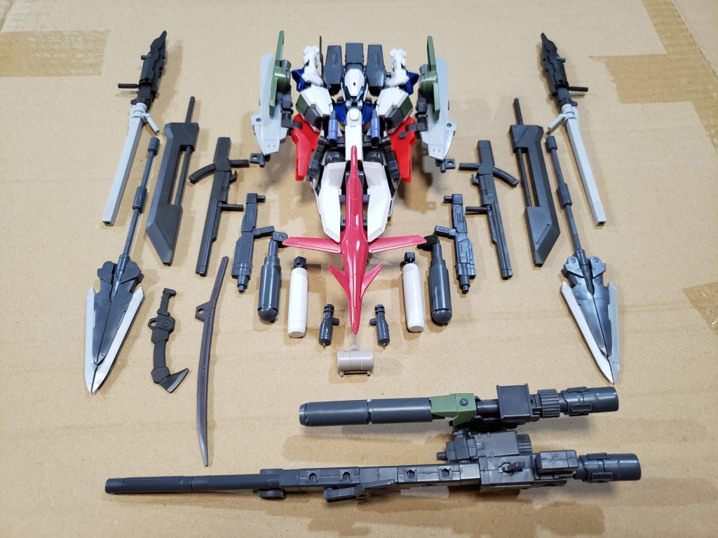 オプション武装は現段階で写真のような物が装備できます。バックパックのカノン砲と槍、増槽はコトブキヤの物を使用してます。
今回バックパックを可変機構に使用しなかった為、ミッションパック化することが出来ました。ただ、バックパックカノン砲装備の突貫形態はなかなか分厚いです。