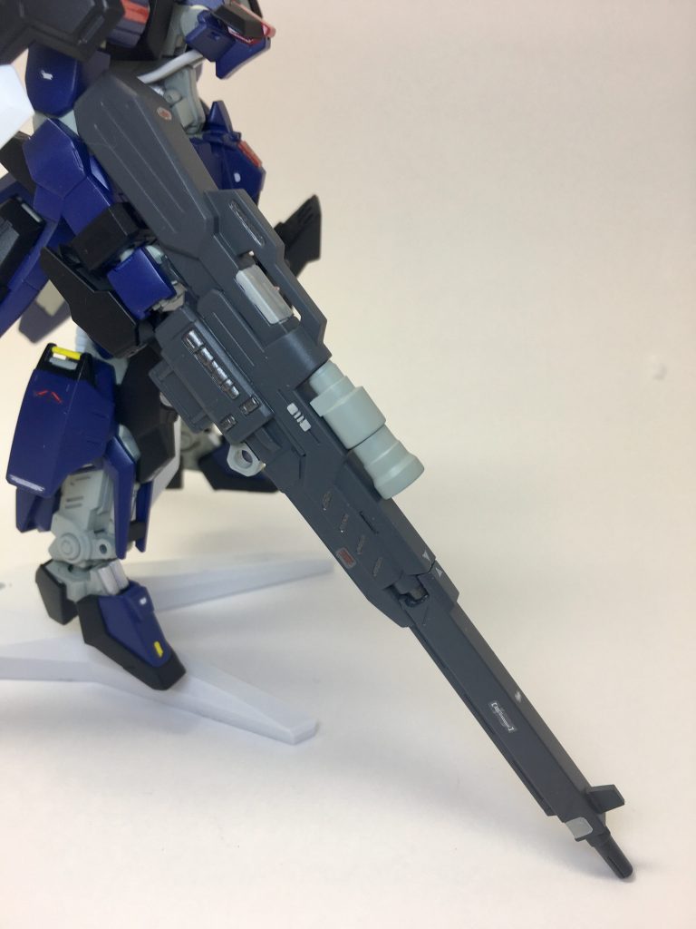 武装「試製79式152ミリレーザー砲」巡洋艦用に試作されていたレーザー砲を手持ち式に改良し、なおかつ射程を上げる用に改良した武装。(そのためライフルでなく砲と言われている。)上部のスコープによる狙撃も、中距離での撃ち合いも出来る汎用性はあるが、エネルギー充填部のボルトの消耗が激しく、5発ごとに適時排出、下部のマガジンから再装填する必要がある。また、バッテリー駆動の為に切れた場合撃てなくなる等、試作故の問題点も残っている。とはいえ、そのレーザーは安安と通常装甲を貫通する。