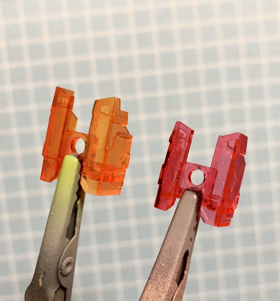 サイコフレームの塗装。
元のパーツに蛍光イエローを吹きました。
蛍光イエローの前に蛍光クリアとシルバーパールリキッドを混ぜたものを吹いています。