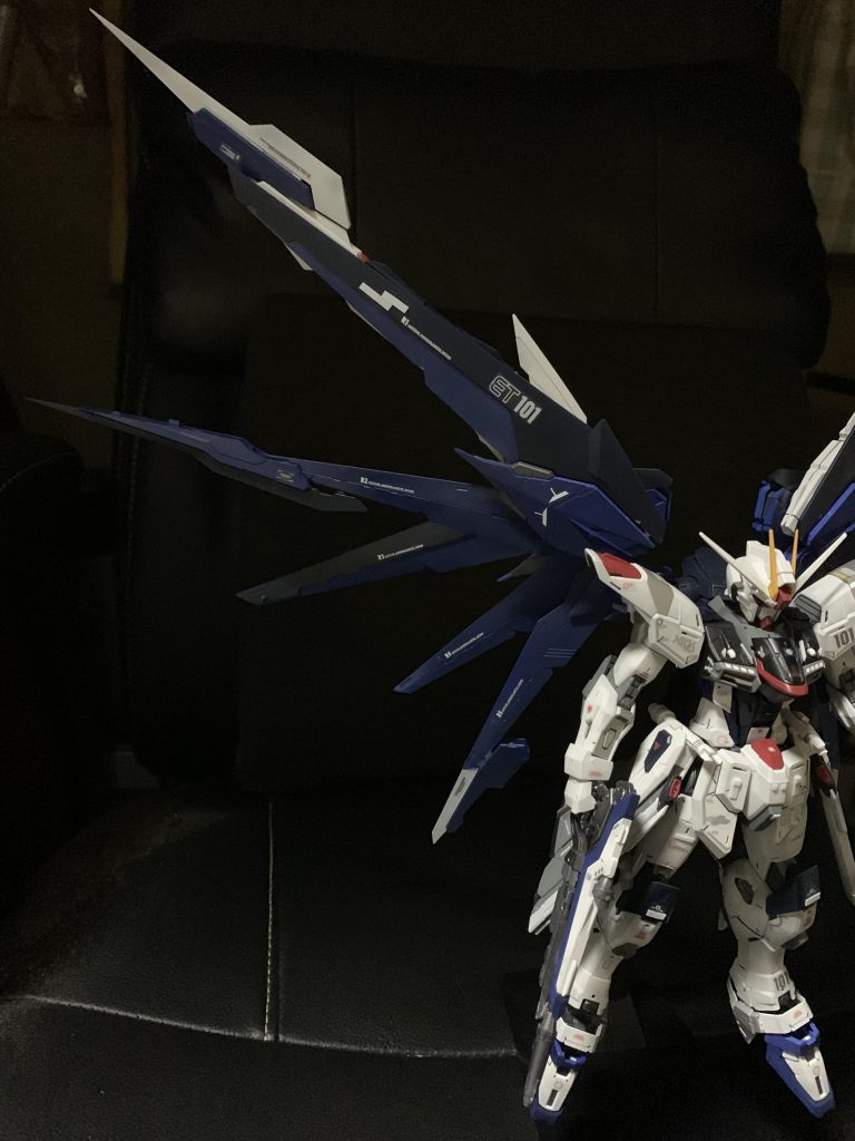 ウイングを展開させた際により大きく見せるために別のキットのパーツをミキシング。