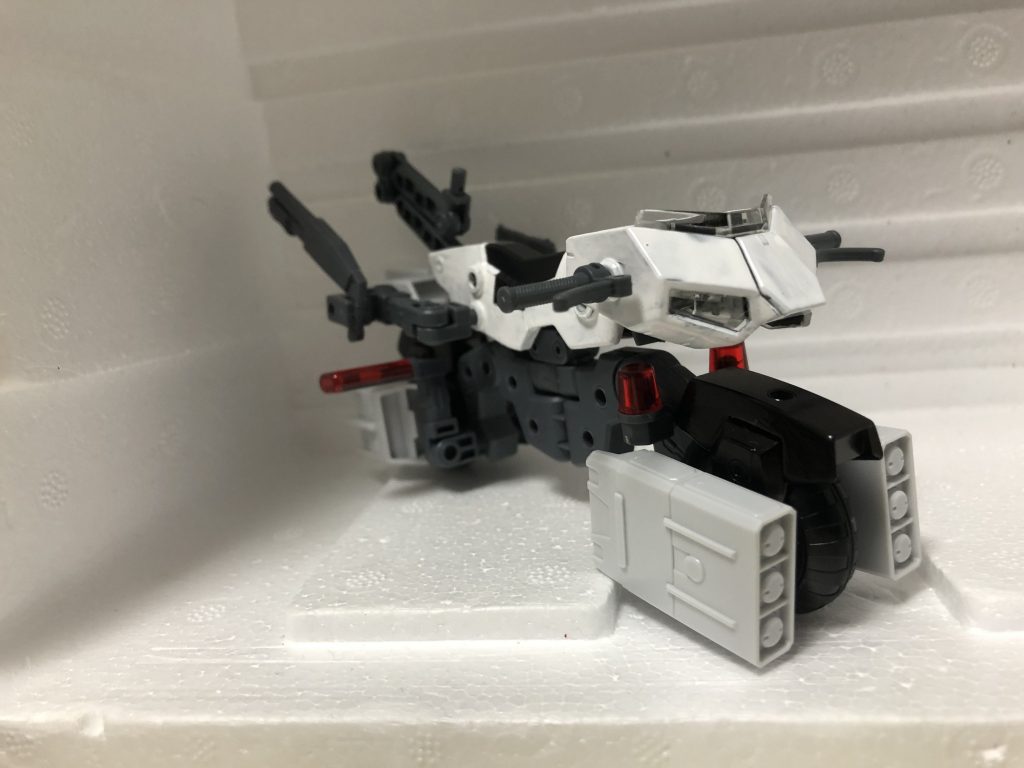 白バイ型サポートメカ「オーダースピーダー」
こちらはAGE1オーダーのために作られた専用マシン
後部にはショットガンとハンドガンが搭載されており、状況に応じて二つの武器を持ち分けることが出来る
ミサイルも搭載されているため、単騎で戦うことも可能
AGE1オーダーのローラーと組み合わせることで超スピードで敵を追い詰めるぞ