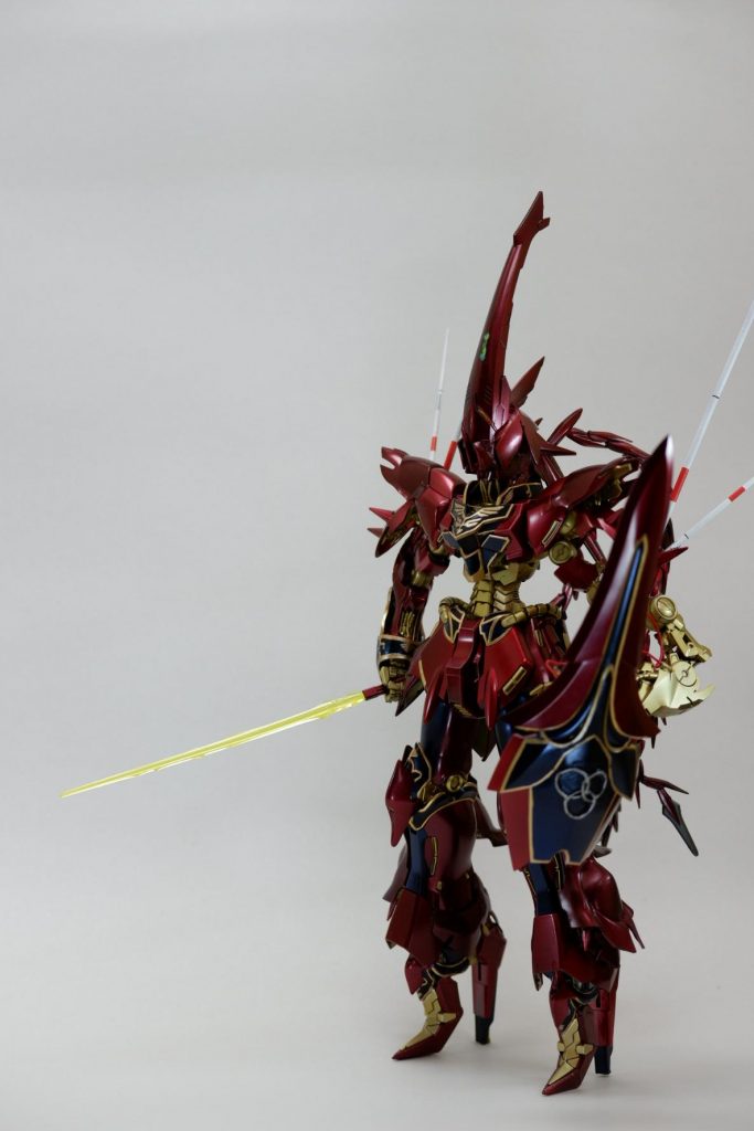 永野護さんのモーターヘッドのようなスラっとした美しいシルエットを目指しつつ、シナンジュのもつマッシブさや豪華さも両立できるよう頑張りました。