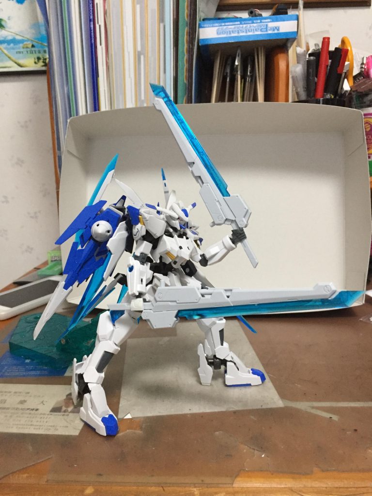 ◆GNバエルカリバー
○本機とほぼ同等の大きさを持つ片刃の実体剣。普段はリアアーマーにそれぞれ１本ずつ計2本懸架されている本機の主武装。刀身部分にはクリアブルーの新素材が使われている。
○新素材の力でGN粒子を熱変換することにより超高温を生み出すことが可能であり、それを瞬間的に敵機に伝導させ一瞬で溶断することができる。熱に弱いナノラミネート塗料に対しても非常に有効で、さらに表面をGNフィールドで覆っているため敵機のGNフィールドも貫徹可能である。それらの結果として本武装は戦闘において過剰とも言えるレベルの切れ味を発揮することに成功した。
○本機はこの大型の武装をツインリアクターシステムとツインドライブシステムからなる膂力と対G効果の利用により軽々と振り回すため、その威容からは想像もつかない程の連続剣戟を可能にする。

［コトブキヤのサムライマスターソードのスペシャルエディションそのまんまです。色がかなりちょうど良かったのでAmazonポチりました。
  バエルといえばやっぱ二刀流ですよね！
  この新素材って確か002期から出てきてますけど色って変えられるんですかね？］