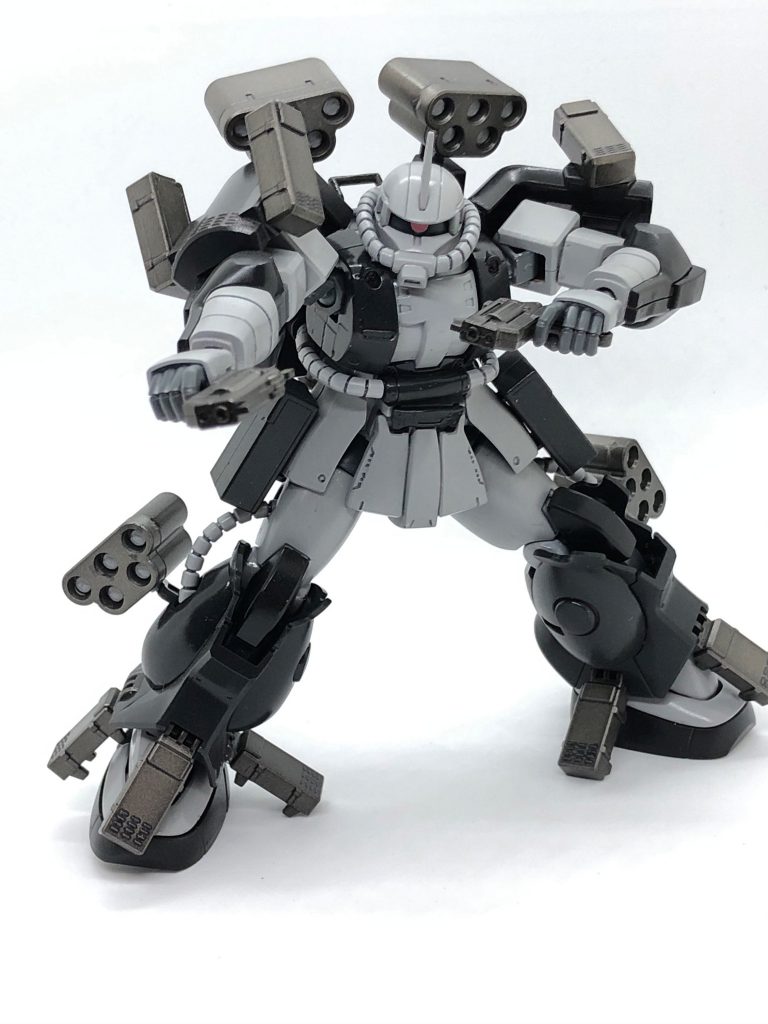 ハンドガン。ザクアメイジングといえばやはり二丁拳銃は外せません。ホルスターは無改造でつきました。