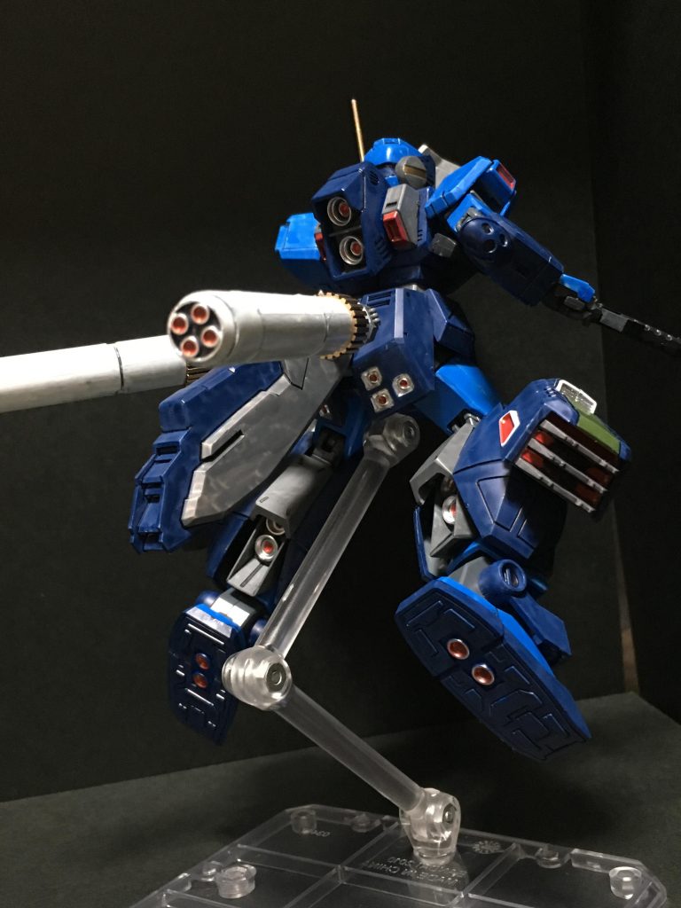 脚部はチョバムアーマーをベースにカスタムパーツのバーニアを接着
尻のチョバムアーマーに穴を開けガンダム7号機のテールブースターとコトブキヤのプロペラントタンクを接続