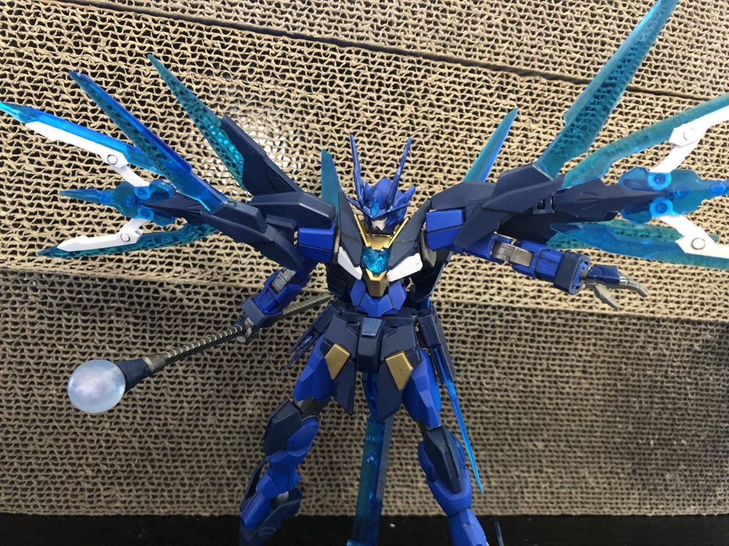 ハイマットモード(マント開き状態)
攻撃に全振りする状態。ビット射出に加え、杖を剣槍として使用し(後述)素早い動きで近接戦闘に持ち込む。
機動力はアップするが、当然防御力は下がる。
個人的に好きな形態ベスト1!
ビット射出直前、な感じにも見えるようにしてます。