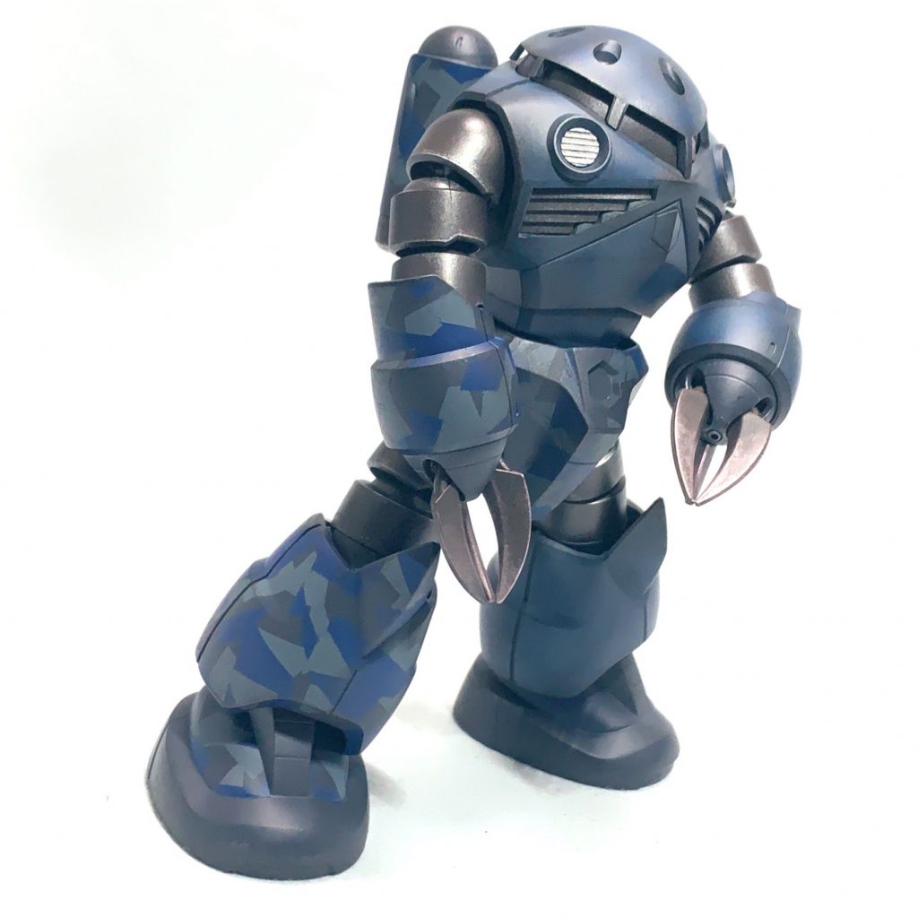 右半身と腰部にスプリッター迷彩