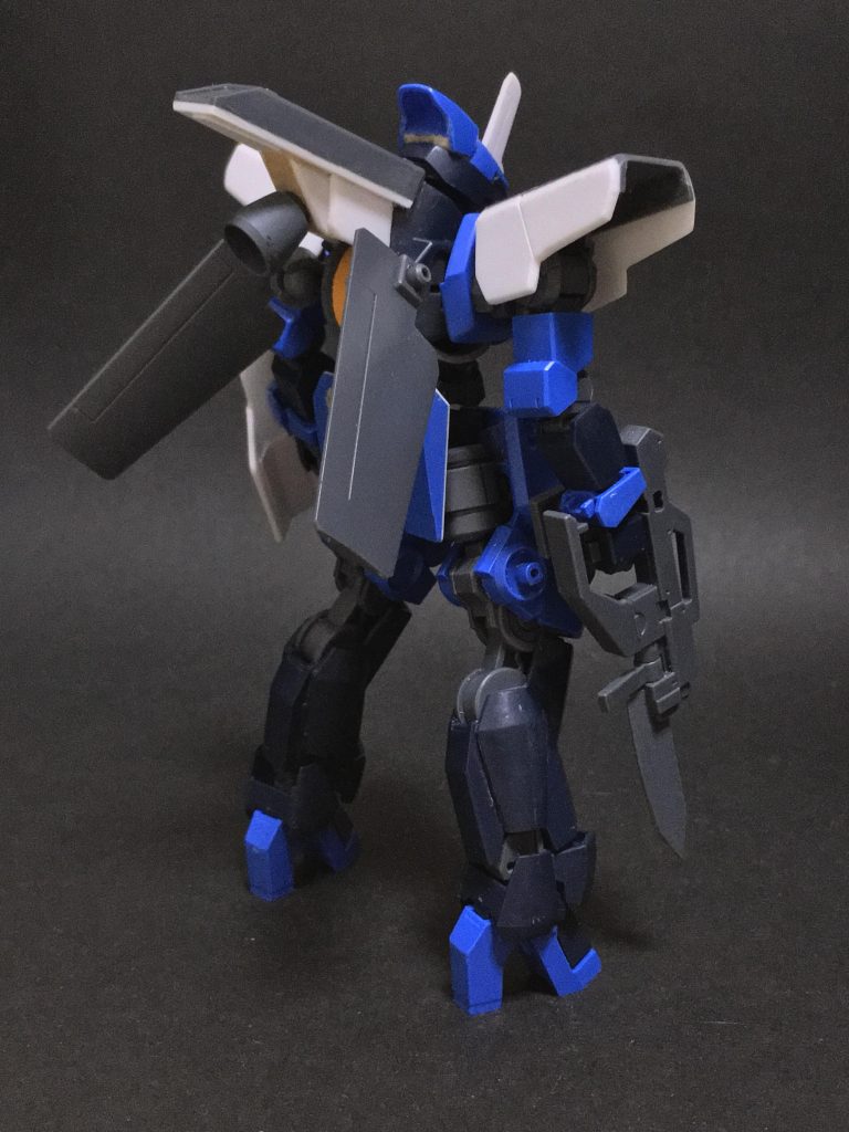 ・バックパックのバーニア基部はプラ板とパテから作成。
・翼はボールデンアームズのパーツから作成、若干形状を変更。
・リアスカートは1度切り離し可動化。