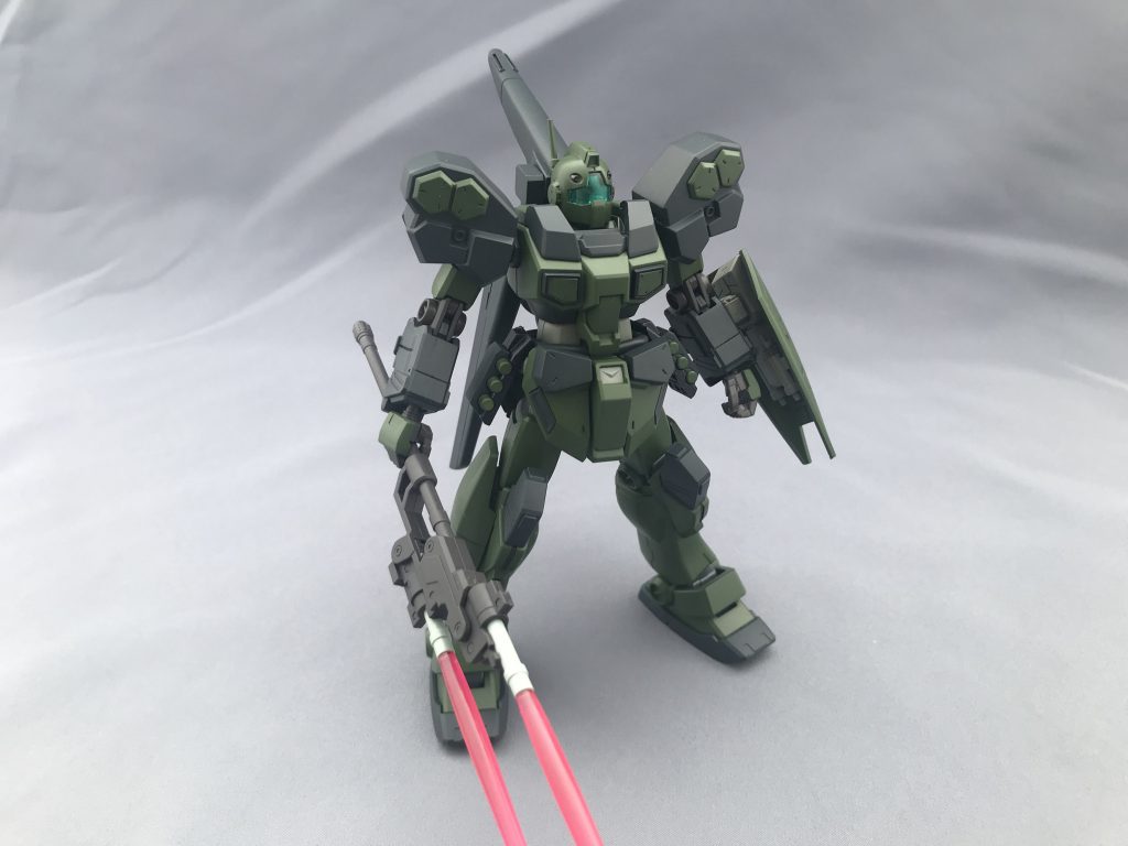 武器はツインビームスピアのみという漢らしさ。ライフルは…次に作るやつの余りパーツで組み上げます。