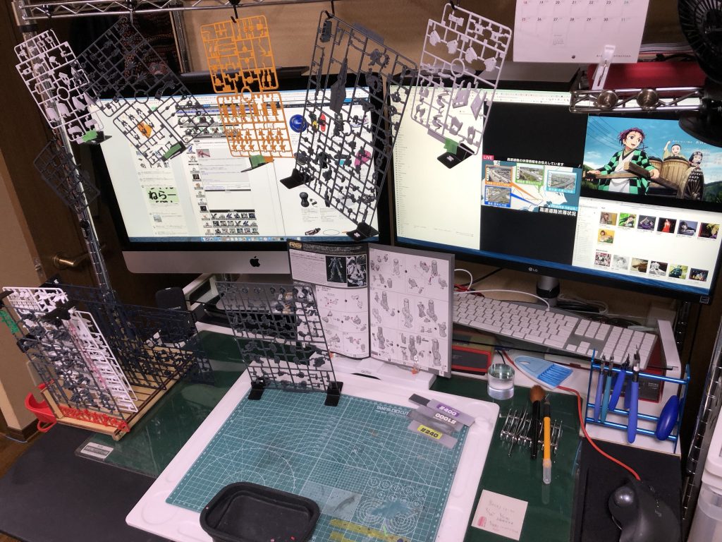 毎度の事ながらランナーを吊したりランナースタンドで見やすく組立てようとしてますが
なかなかうまくいかんとですうまくいかんとです　 (^p^）