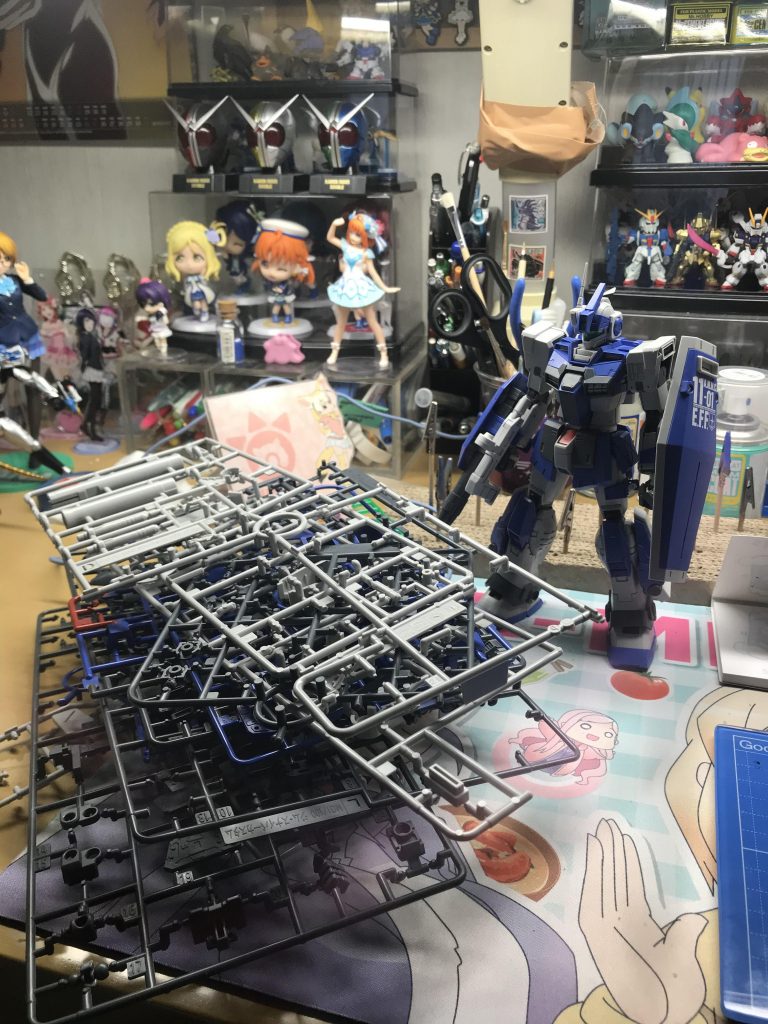 余剰パーツの山。ランナーの流用が多かったのでめちゃくちゃありました。