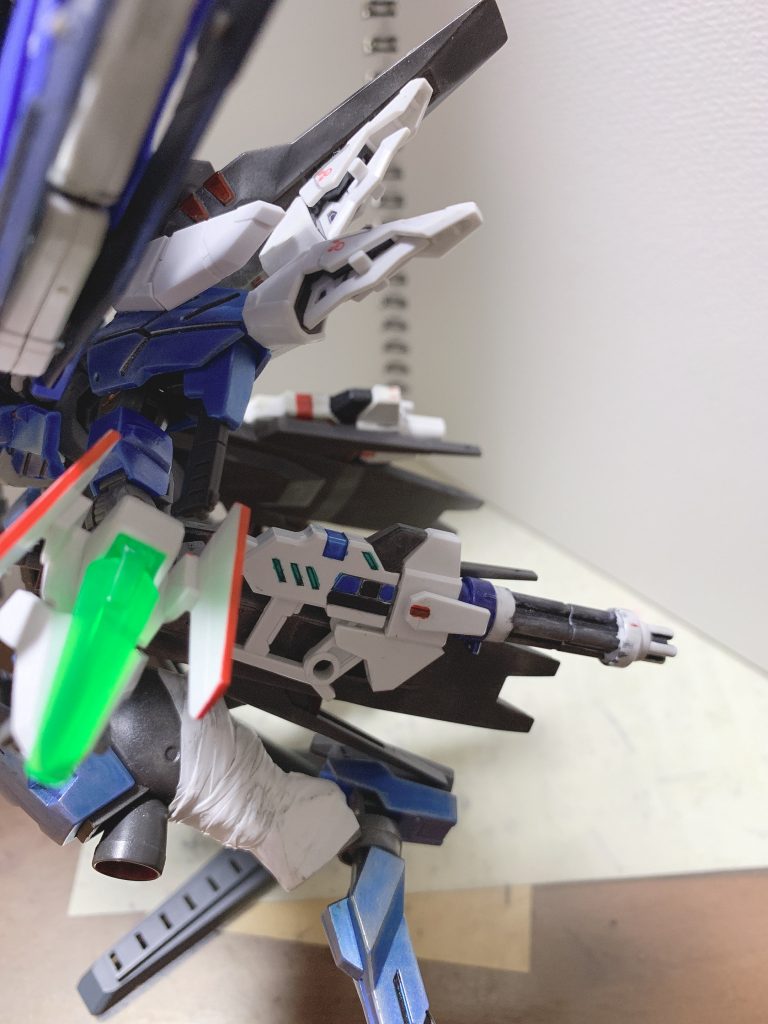 左半身は格闘兵装主体で、ビームブーメラン×2とシングルナイフ、隠し武器のハンドガンとなっています。